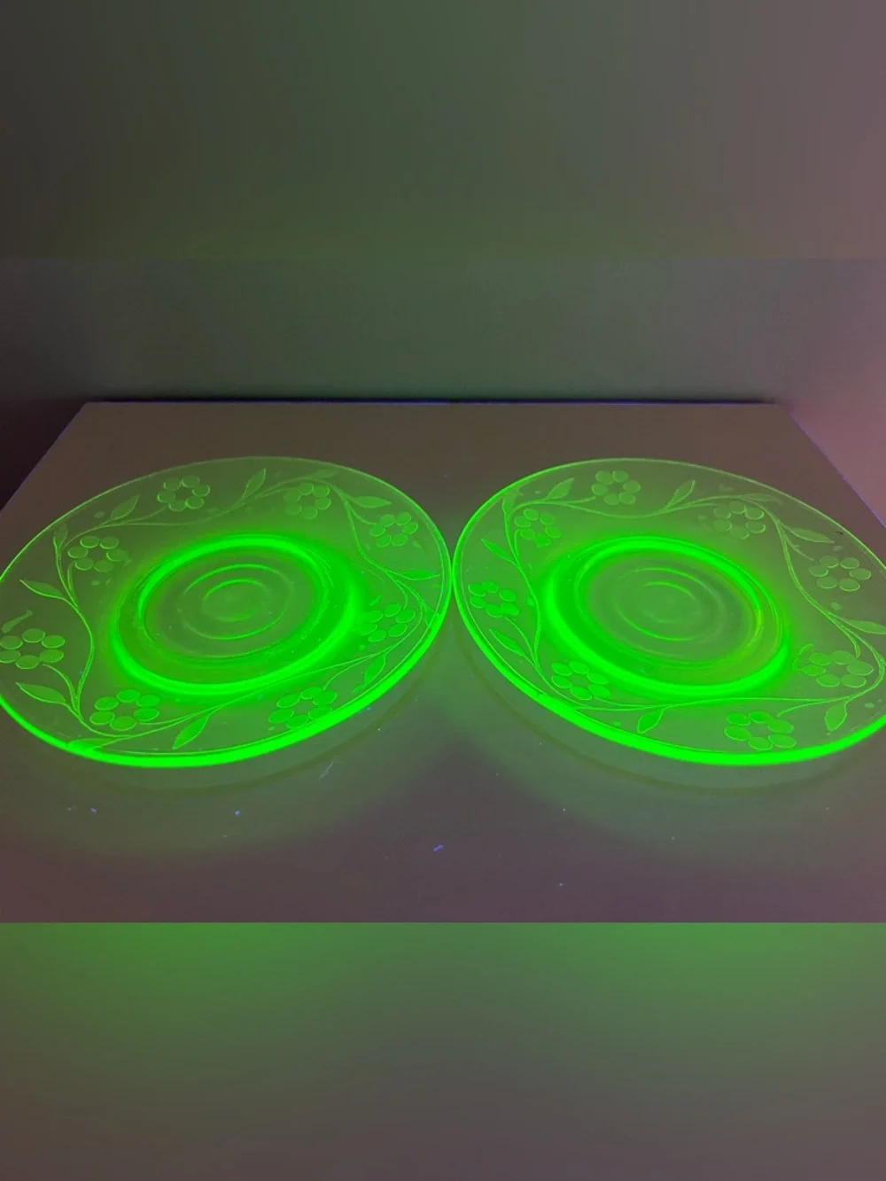 “Glowy Glass” 2 Uranium saucers/small plates with pretty etched design - Picture 3 of 7